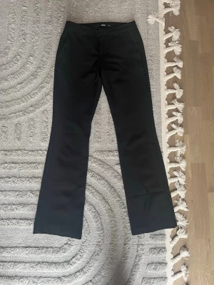 Kostym byxor från Bik Bok (Vera) - Jag säljer dessa kostymbyxorna från Bik Bok i modellen, Vera. De är använda och köpta för några årsen, men har inte använt dem på ungafär ett år. De är lågmidjade och är i storlek 34. Även fast de är använda och äldre så är de som nya. Det är inget fel på dem. Köpte dem för 500kr och priset kan diskuteras.
