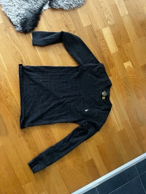 Svart/grå Ralph Lauren tröja - Jag fick denna i julklapp men har inte används så mycket. Den är slim fit och sitter bra om du ofta har storlekar mellan XS-S 