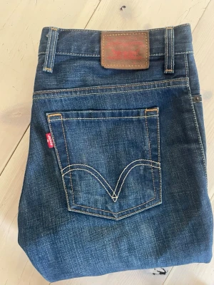 Levi's jeans - Säljer nu ett par levi’s jeans! Storlek W30 L34! Släpper billigt! Först i kvart! ‼️OBS‼️ hör av er vid minsta lilla fundering! 