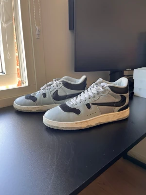 Nike mac attacks travis scott  - Snygga sneakers från Nike (collab travis). Endast ytliga märken på använding och en snabb tvätt så ska allt gå bort enkelt då jag knappt använt dem.