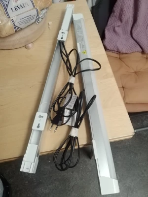 VoltrouX LED lysrör 9W med sladd - Två vita LED lysrör från VoltrouX, modell LG05A-06-9, 9W, 220-240V, med tillhörande strömkablar och stickkontakt. Perfekta för belysning i kök, garage eller arbetsrum. Märkta med IP20 och tillverkade för Bauhaus.