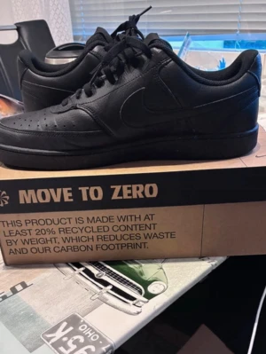 Svarta Nike court vision low 47,5 - Snygga helsvarta sneakers från Nike i lågt modellutförande. Skorna är tillverkade i läder med klassisk swoosh på sidan och perforerade detaljer på tån för extra ventilation. Perfekta för dig som gillar stilrena och tidlösa sneakers. Nypris 949kr köpta ifrån deichmann men har inte kvar kvitto använda nån enstaka gång men pga att dem är för stora så säljer jag dem. Kartongen medföljer givetvis 😊hör av er vid frågor och pris kan diskuteras 