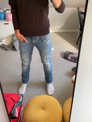 J Lindberg tröja mörkbrun  - Mörkbrun långärmad t-shirt med rund hals och rak passform. Tröjan är enkel utan synliga tryck förutom j lindberg märket på bröstet och har ribbade muddar vid ärmslut och nederkant. Materialet är väldigt mjukt och bekvämt, troligen bomull.