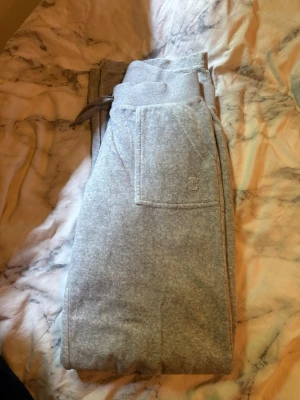 Grå mjukisbyxor från Juicy Couture XS!  - Hej hej, säljer nu mina juicy couture byxor, köpte dessa för några år sen då de va populärt, jag har använt dom ett fåtal gånger då de va lite för små för mig. Hör gärna av dig vid eventuella frågor!💕