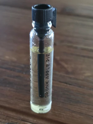 ESSNCE Drunk Apple Pie tester - ESSNCE Drunk Apple Pie 2 ml. Endast testad. Luktar otroligt!