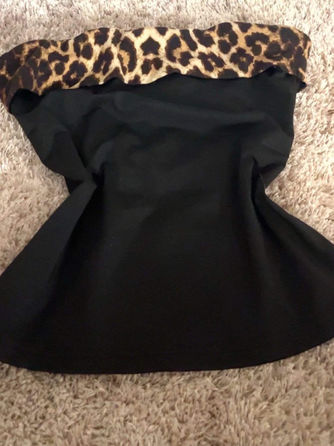 Svart tubtopp med leopardmönsterđ