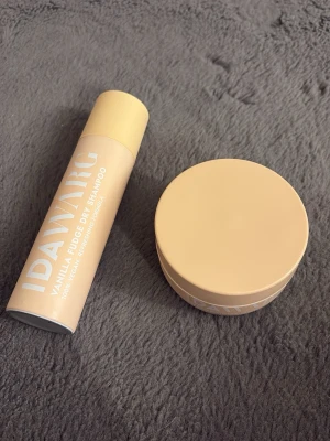 IDA WARG hårvård duo - Vanilla Fudge Dry Shampoo 150 ml och Intense Moisture Hair Mask 300 ml från Ida Warg. Priset är för båda