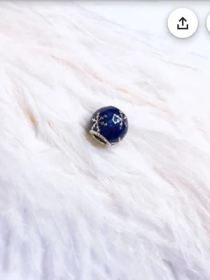 pandora berlock - den här berlocken är värd runt 800kr nu, den var med i pandoras 2017 vinter kollektion och säljs inte längre. säljer då jag inte tycker att den passar in på mitt armband men den är verkligen jätte unik och jättefin ! pris går att diskutera 