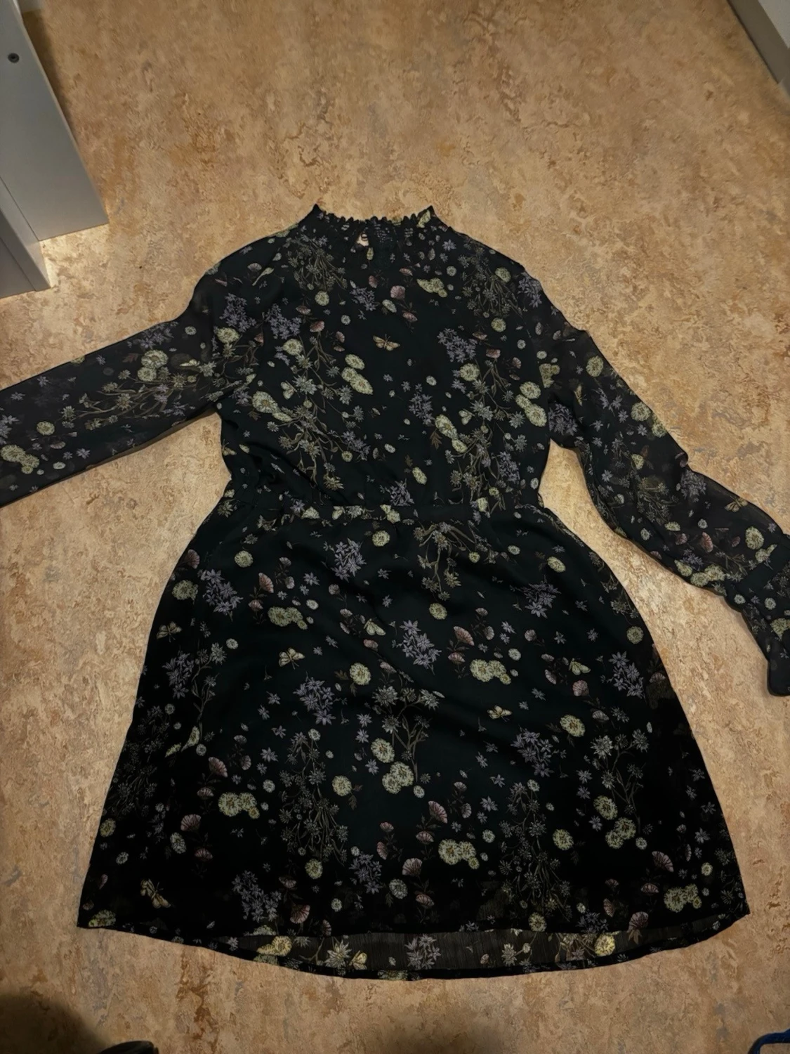 Svart blommig klänning - 1