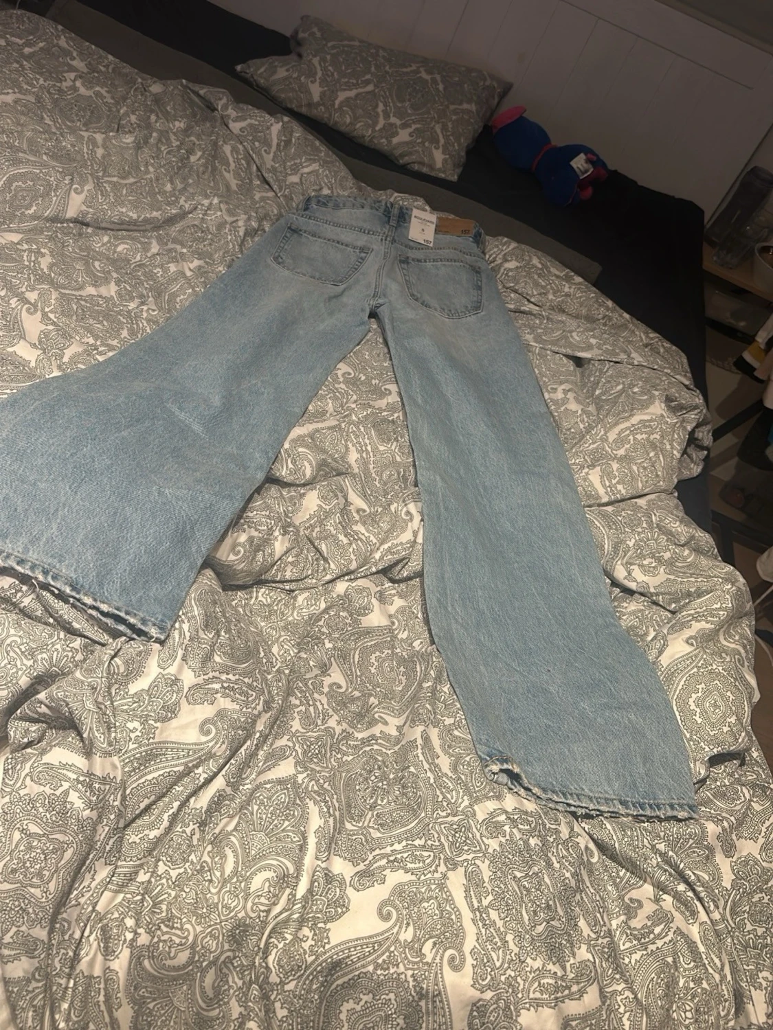 Ljusblåa vida jeans med slitningar - 1