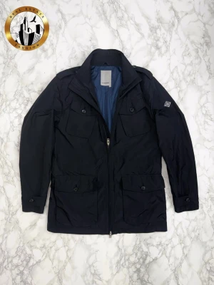 J.Lindeberg Vindjacka M - Svart J.Lindeberg vindjacka i storlek M i mycket bra skick. Tveka inte på att höra av dig för fler frågor eller vid minsta fundering! Skick: 9/10