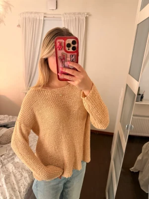  stickad tröja - Mysistickad tröja med rund hals. Tröjan har grovstickad struktur och långa ärmar. Perfekt att slänga på sig till jeans för en chill look. Materialet känns mjukt och skönt mot huden.