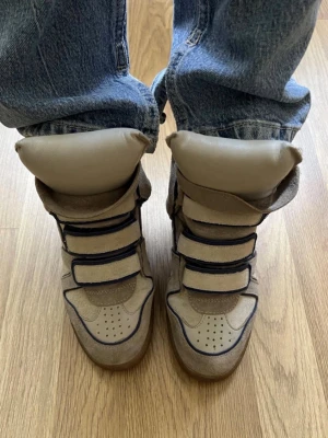 Isabel marant skor - Isabel marant wedge sneakers🌸 storlek 40. Köpa på mytheresa 2020. Superfint skick😊passar 39 oxå
