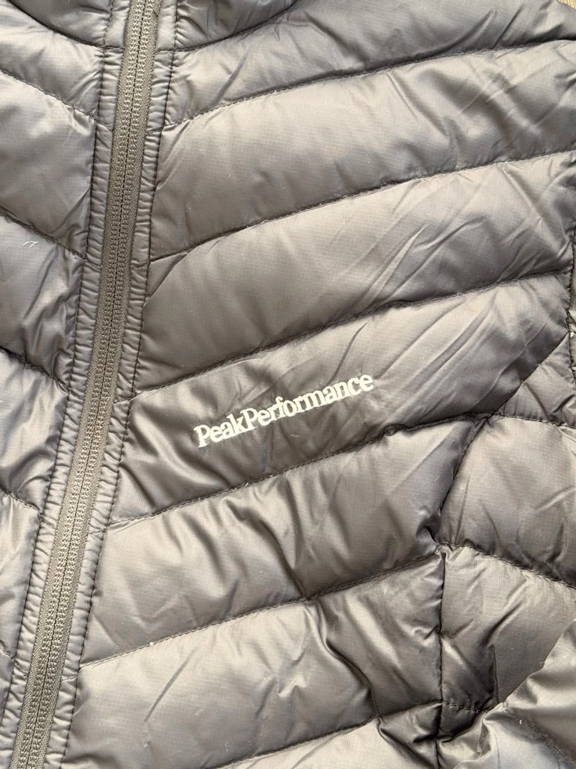 Svart dunjacka Peak Performance - 1