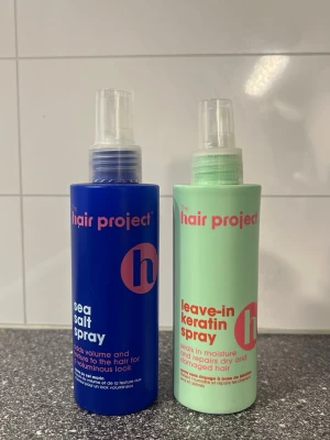 The Hair Project hårspray duo - Två hårsprayer från The Hair Project: en blå Sea Salt Spray för volym och textur samt en mintgrön Leave-in Keratin Spray som återfuktar och reparerar torrt och skadat hår. Båda flaskorna har spraymunstycke och rymmer 150 ml vardera. Nästan allt kvar! Endast testade. Luktar så gott! 