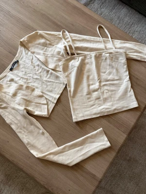 Bolero med linne - Jättefin cremefärgad bolero med matchande linne, har endast använt linnet en gång. Bolero är helt oanvänd. Mycket bra skick!