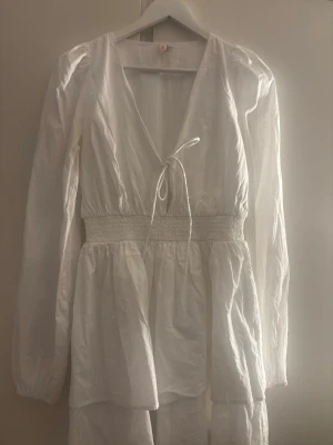 Skolavslutnings/Studentklänning - Klänning från Nelly, endast använd 1 gång, storlek 40 men passar även 38 perfekt 