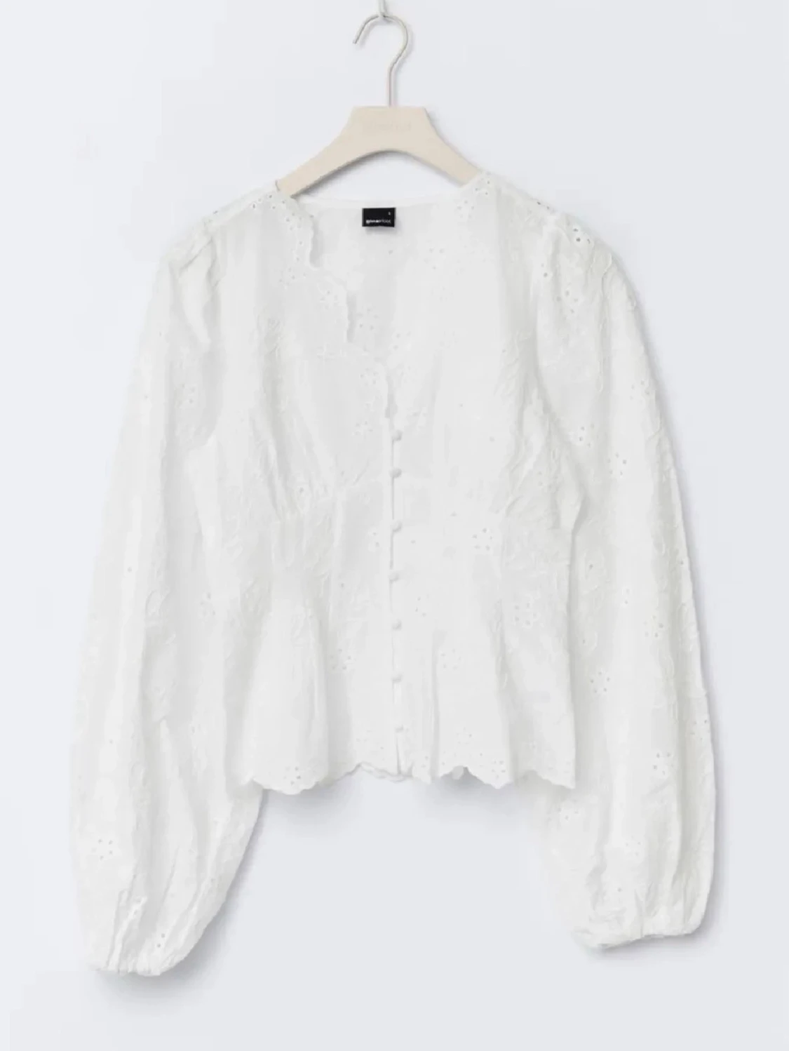 Vit broderad blus med spetsdetaljer - 3