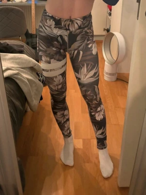 Stronger tights - Säljer dessa tights från Stronger💕storlek xs, kommer från rökfritt och djurfritt hem! Se skicket på bilderna, skulle säga att de är mellan mycket bra och bra skick😊