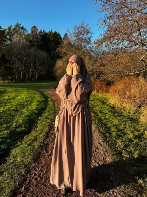  Jilbab med khimar  - Vacker khimar- abaya i ett elegant och fint material, finns i flera olika nyanser.