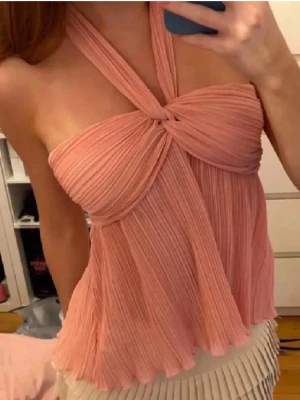 Rosa halternecktopp - Säljer en rosa halterneck topp med luftig passform, perfekt för varma dagar.💗 skriv privat vid frågor/bilder💗