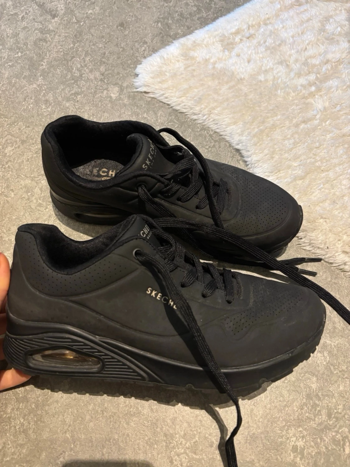 Svarta Skechers sneakers