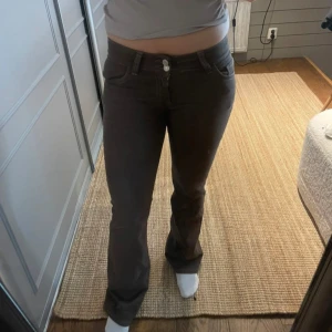 Låg missade bruna bootcut jeans från nelly  - Säljer ett par bruna bootcut jeans från nelly med låg midja. Har tagit bort lappen men dom är aldrig använda endast provade