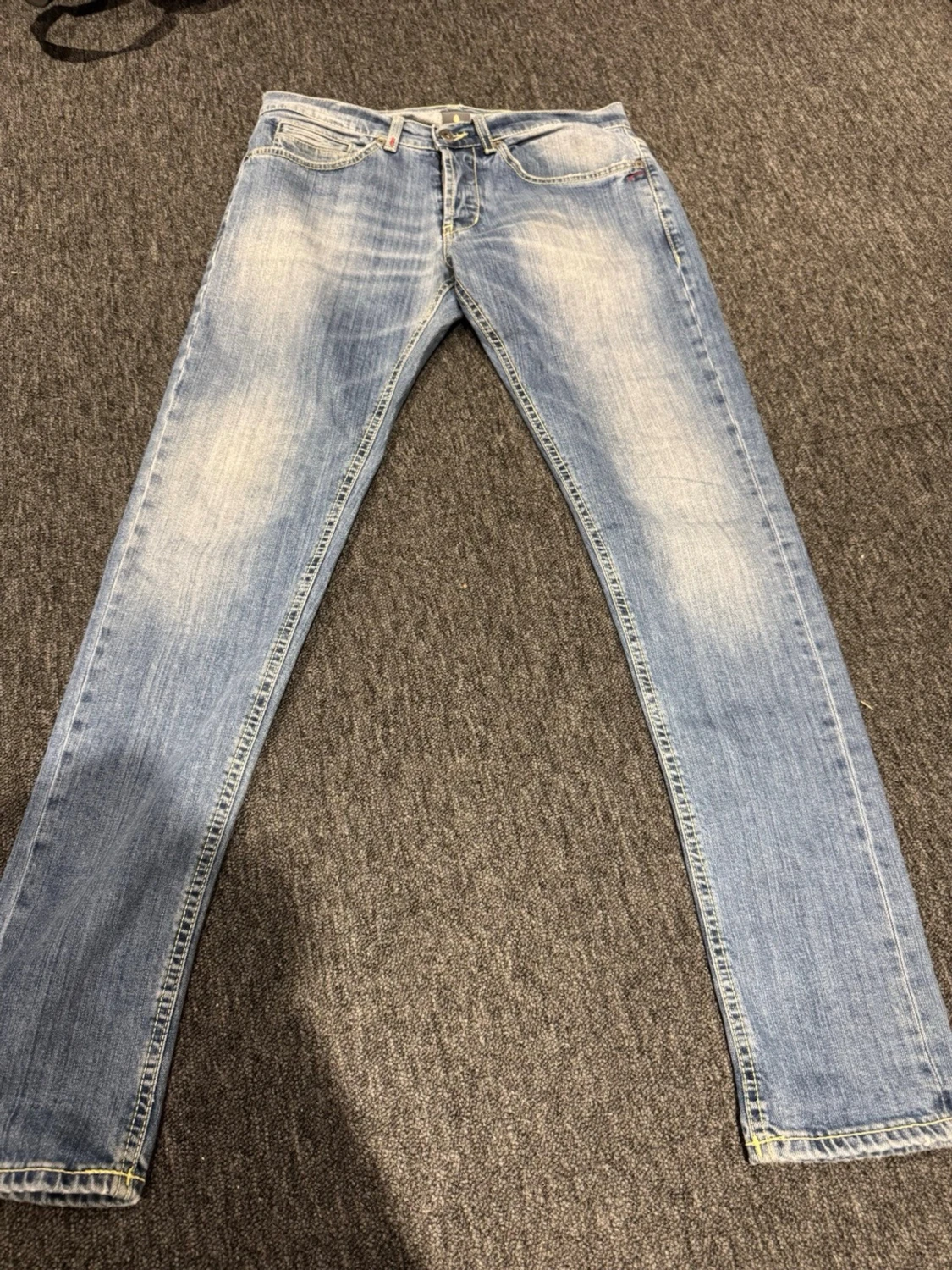 Ljusblå skinny jeans med slitningar