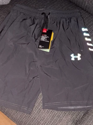 Under armour shorts - Säljer ett par nya under armour shorts. De är storlek M/S. Prislappen finns kvar de är helt nya aldrig använda endast testade. Säljer eftersom de var små på mig.