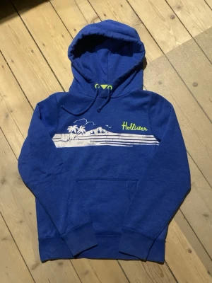 2010s hollister hoodie - Skit fet 2010s surf hollister hoodie, inte använd på ett par år, M sitter som en S