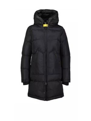 Svart lång dunjacka med huva original pris 8000 - Stilren svart dunjacka med lång passform och stor huva. Jackan har två stora fickor framtill med tryckknappar och dragkedja hela vägen upp. Perfekt för kalla dagar och ger en riktigt snygg siluett. Klassisk design som funkar till det mesta.