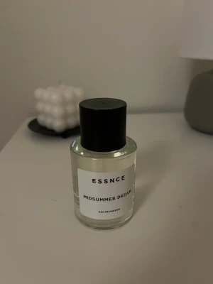 ESSNCE Midsummer Dream parfym - Säljer då jag har andra parfymer jag sträcker mig efter mer. Inspirerad av Marc Jacobs Daisy🌸