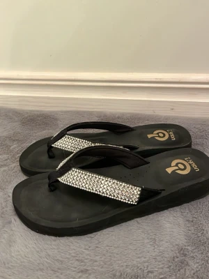 Flipflops  - Så fina flipflops med stenar, storlek 38. Väldigt bekväma och bra skick♥️