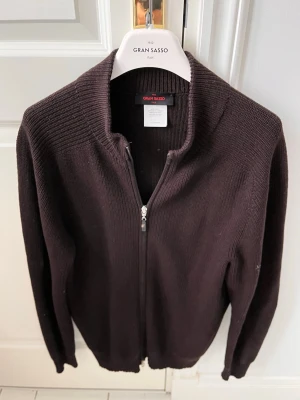 Gran sasso cardigan  - Gran sasso cardigan brun - en extremt fin cardigan / full zip - riktigt bra passform på modellen som är 180 cm 75 kg - inga defekter - storlek 50 = M 