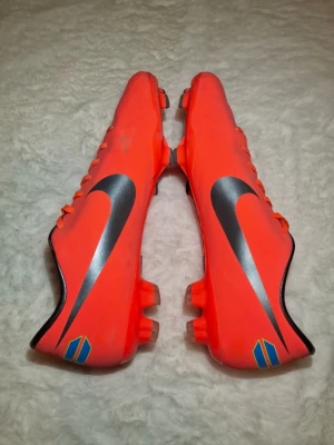 Nike Mercurial Victory III - Nike Mercurial Victory III Bright Mango/Metallic Dark i mycket fint skick "Hard to find!" En lite skadad på framsidan. Kolla sista bilden!  Skick: 8/10 Storlek: 44,5 Produktkod: 509128-800
