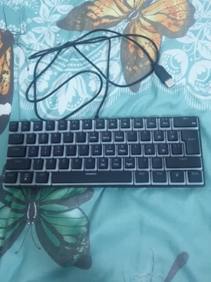 Svart USB-tangentbord Keychron - Säljer ett kompakt svart USB-tangentbord från Keychron, modell L700. Tangentbordet har låg profil, tydliga vita tecken på knapparna och ansluts via USB-kabel. Perfekt för dig som vill ha ett smidigt och stilrent tangentbord till datorn.