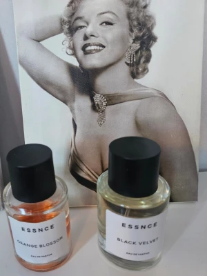 Essnce parfymer  -  Eau de Parfum från Essnce: BLACK VELVET 320:- endast provat några sprut , ORANGE  BLOSSOM  100:- under halva kvar. 8 ml + 2  ml SUGAR KISS , se bilder vad som finns kvar,   80:- eller allt för 450:- 