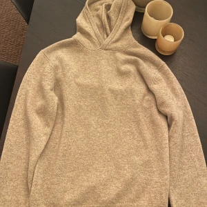Beige Kashmir hoodie valient - Säljer en stilren beige Kashmir hoodie. 