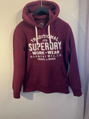 Superdry hoodie - Tja! Säljer min superdry hoodie, köpt i butik för 700kr✅säljer då jag rensar min garderob ingen annan anledning🫡 Hoodien är i helt nytt skick använd 1-2 gånger så inga defekter:      Skick-10/10🍾Vid mer frågar är de bara att höra av sig!