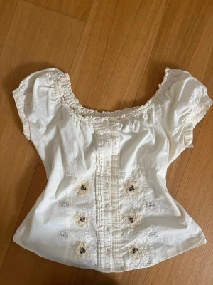  vintage blus med broderier  - Från märket natura. Super söt! Broderier över hela och creme vit . 