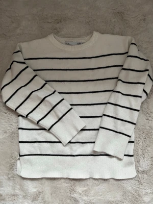 Randig tröja  - En fin vit tröja med svarta streck, den säljs för att den är för liten, och priset kan diskuteras 🥰