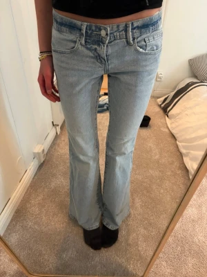 Ljusblå bootcut jeans - Säljer ett par ljusblå bootcut jeans, lågmidjade och är i väldigt bra skick! Skriv vid fler frågor och pris kan alltid diskuteras💕💕💕
