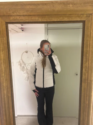 Svarta skidbyxor med tajt BOOTCUT passform - Everest skidställ – jacka & byxor | Mycket fint skick  Säljer ett stilrent och funktionellt Everest skidställ i svart och vitt. Byxorna har högmidja för att ej få in snö sitter relativt tajt i midjan och har en tajt men stretchig bekväm bootcut form sjukt snygga!!  Jacka och byxor i mycket fint skick, sparsamt använda och väl omhändertagna.  ✔ Varmt, vindtätt och vattenavvisande ✔ Bra passform och rörelsefrihet ✔ Perfekt för skidåkning, vintersemester eller vardag  Nypris 1250sek Pris 375sek