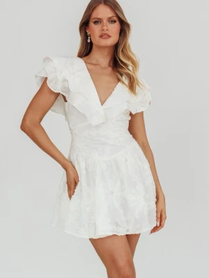 Studentklänning med volang - Superfin vit klänning med djup V-ringning, volangärmar och broderade blommor. Perfekt till studenten! Köpte två klänning, säljer en av dem😊 Är enbart testad