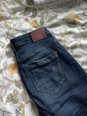 Mörkblå jeans från ONLY - Snygga mörkblå jeans från ONLY som är högmidjade och väldigt bekväma! säljer pga att dom inte kommer till användning inga defekter skriv för mer info!