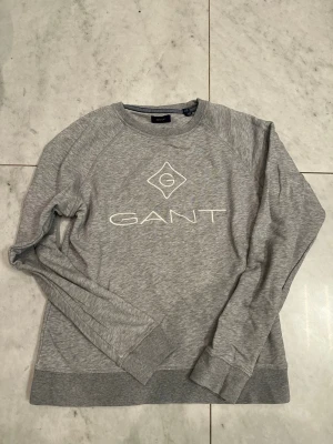 Grå stickad tröja från GANT - Snygg grå tröja från gant i nyskick som passa drog mellan 165-175