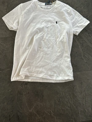 Vit t-shirt från Polo Ralph Lauren - Säljer pga den var as liten i storleken, står M på den men är mer som xs. Därav billigt pris