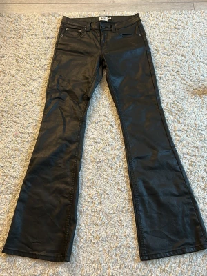 Svarta bootcut skinn jeans från lager 157 - Hej, säljer mina svarta bootcut ”skinn” jeans byxor eftersom dom inte kommer till användning. Har haft på mig dom en gång så det är väldigt bra skick. 