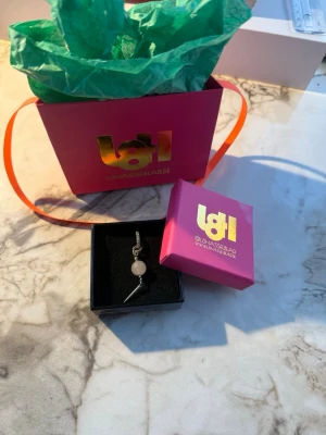 Örhänge med pärla från L8Hasselblad - Snyggt örhänge från L8Hasselblad med en ljusrosa pärla. Köpt för 650 kr, och endast använt 1-2 ggr!💕💕