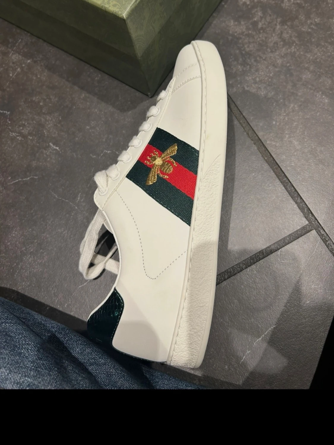 Gucci Ace vita sneakers med bi